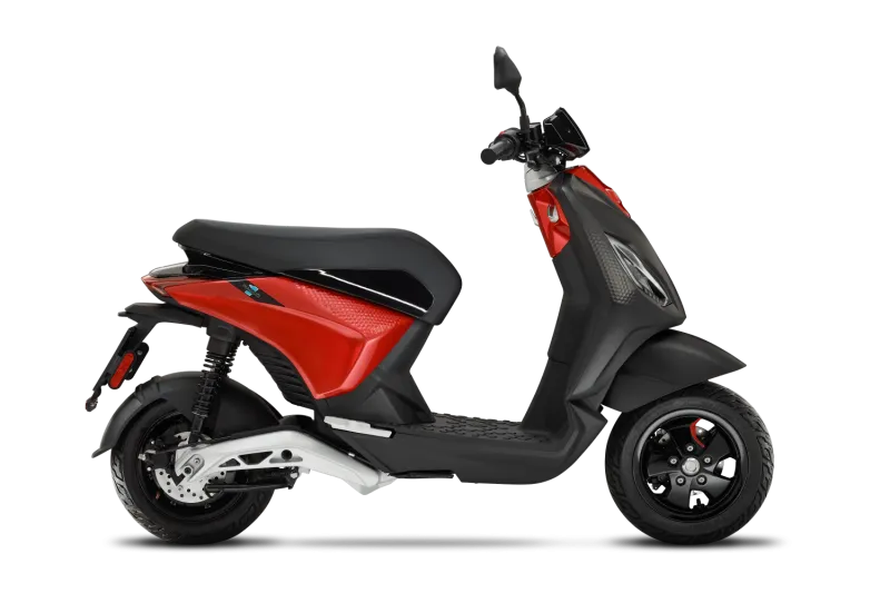SCOOTER ONE + ROUGE 2025 PIAGGIO A MARSEILLE LA JOLIETTE